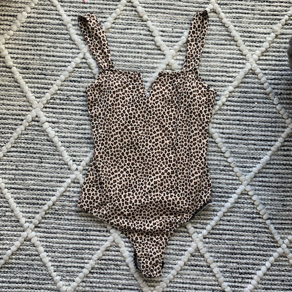 VESTIQUE LEOPARD PRINT BODYSUIT SIZE SMALL